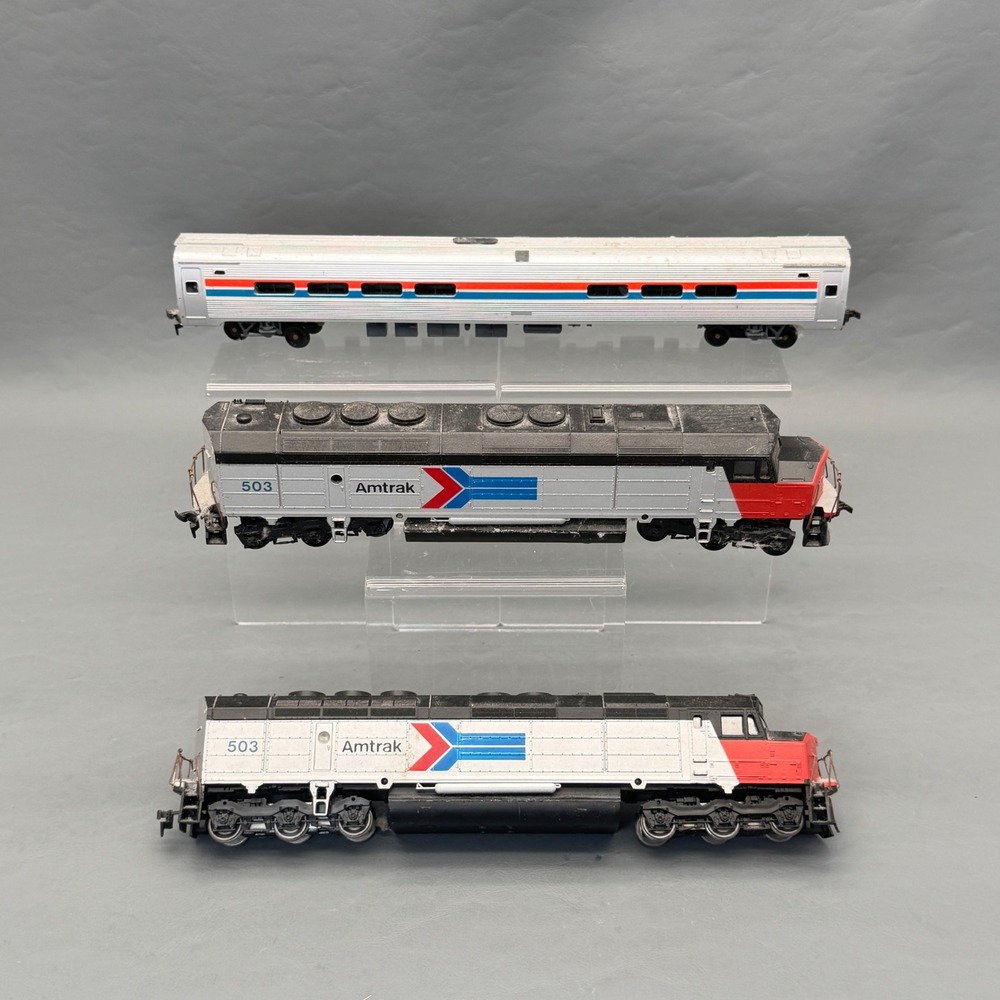 HO Scale Untested Athearn FP45 Amtrak Locomotive & 4 Walthers Amfleet Cars - Picture 6 of 16